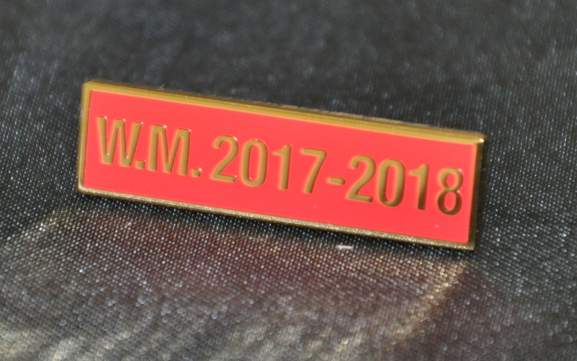 Breast Jewel Middle Date Bar 'WM 2017-2018 - Gilt on Red Enamel - Click Image to Close